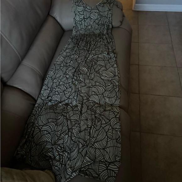 Long Elegant Legs maxi dress.  Deep green print.  Size medium. Worn once - Picture 2 of 10